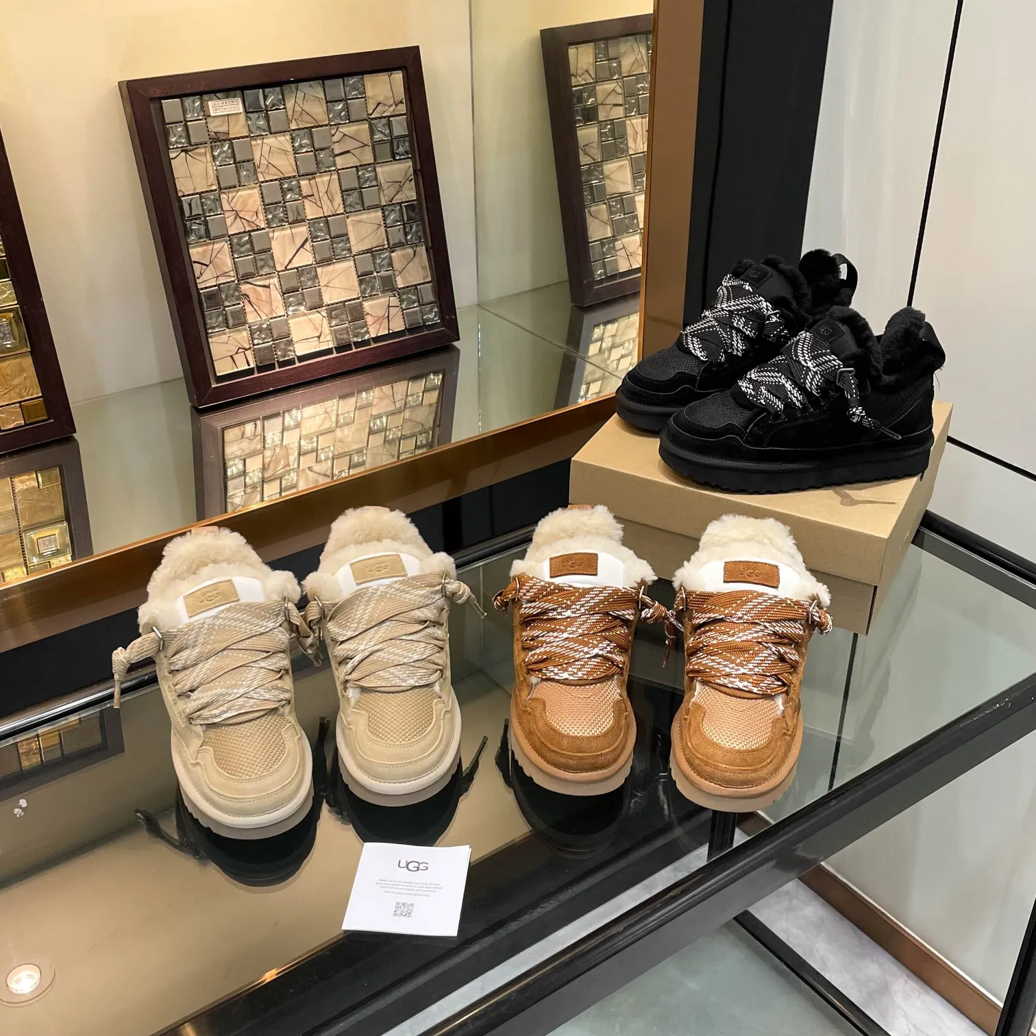 Men's shoes for P580! UGG~25vs popular platform thick-soled casual shoes series... [Round-toe thick-soled casual shoes] A shoe that does not clash with shirts, simple partition design ➕ spotted outsole, silk curls on the upper, a must-have for autumn and winter, can be worn with any pants or skirt, very comfortable and beautiful on the feet... ❶Material: Original customized cow ➕Breathable mesh ❷Inner lining: Original customized wool ❸ Foot pads: Original customized sheepskin ❹Outsole: Original molded wear-resistant velvet foam outsole ❺Number of codes: 35-41 ❻Packaging: Original full set of packaging ☀Color: Official website updated simultaneously